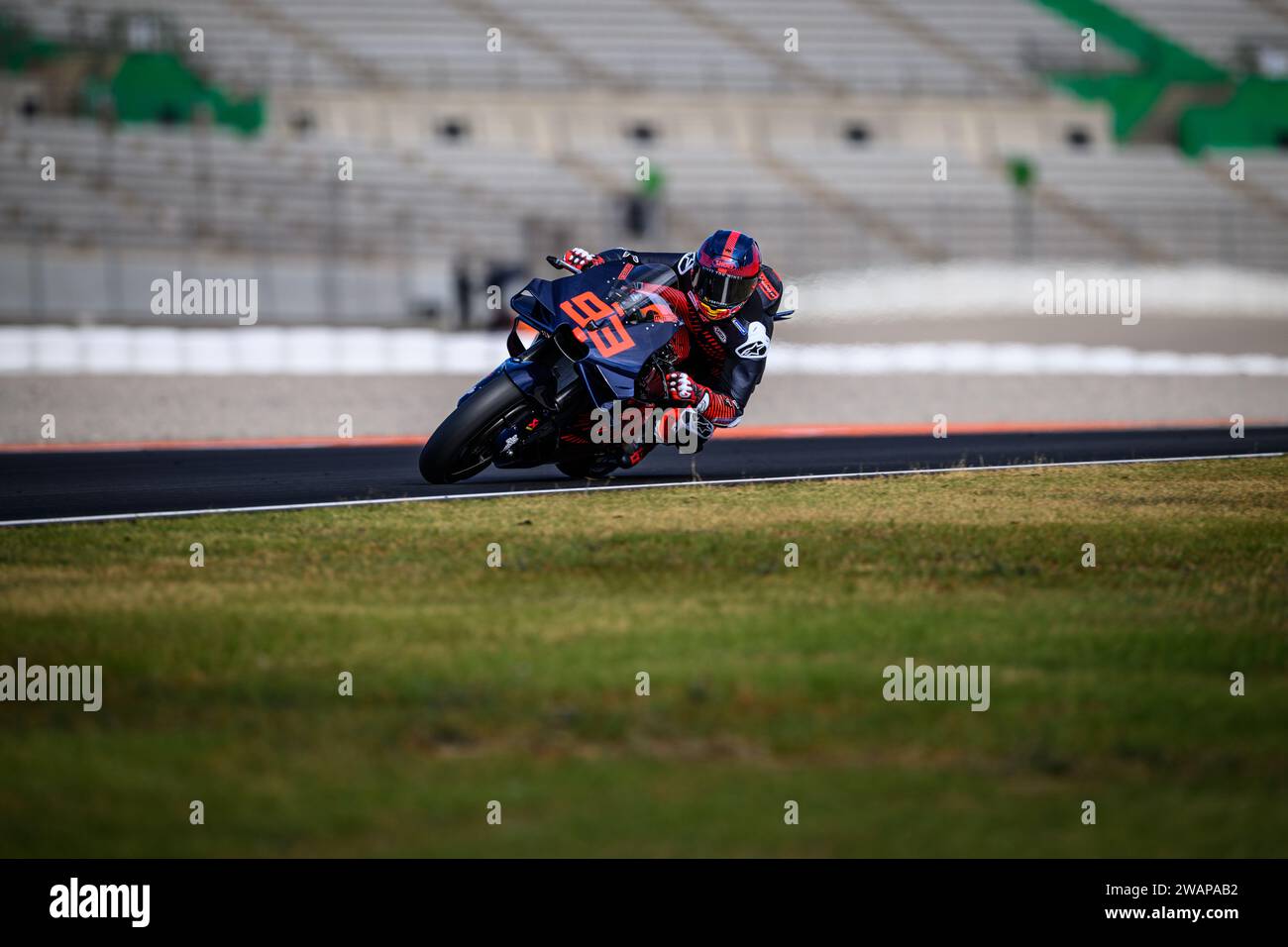 Le pilote espagnol de MotoGP Marc Marquez s'entraîne pour la première fois sur la Ducati de l'équipe Gresini Racing sur le circuit de Valence. Banque D'Images