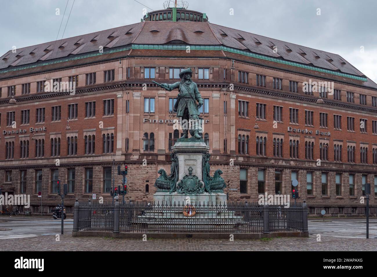 Statue de Niels Juel, créée par le sculpteur Theobald Stein, devant Danske Bank, Niels Juels Gade 7, Copenhague, Danemark. Banque D'Images