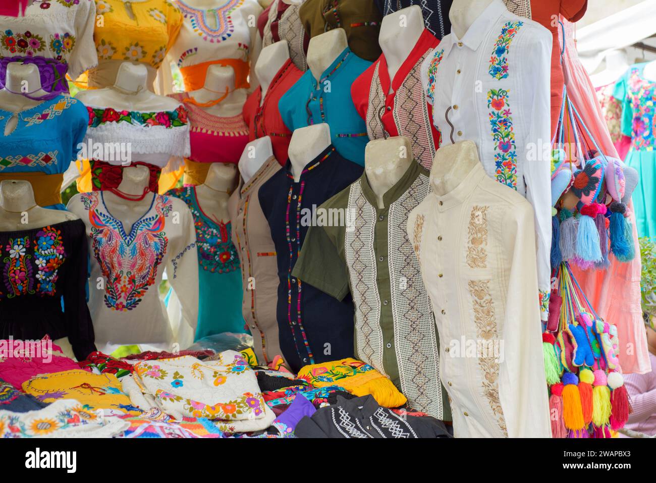 Vêtements mexicains traditionnels avec broderie faite à la main. Stall dans un marché au Mexique. Banque D'Images