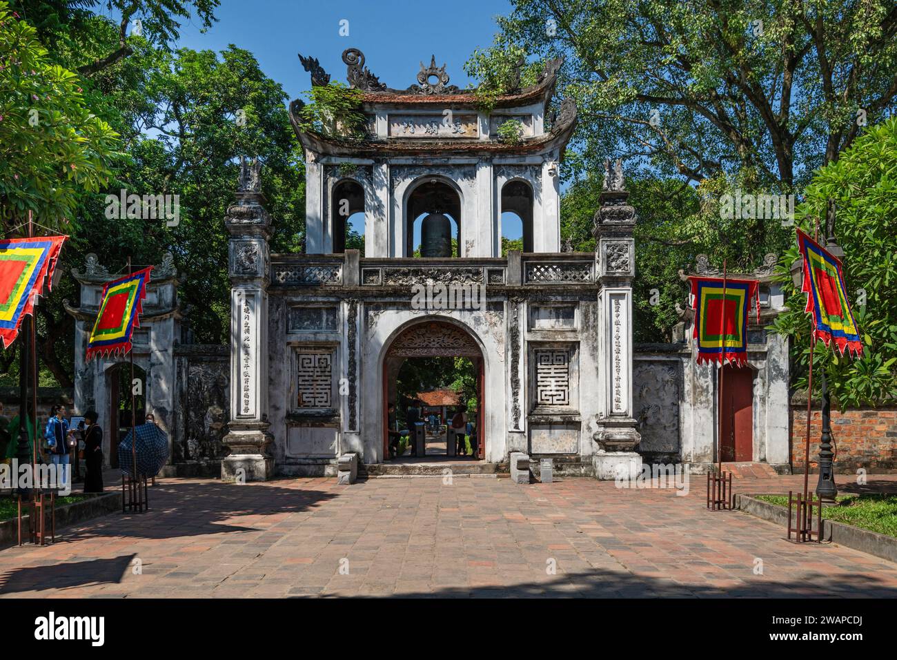 La porte principale Van Mieu mon au Temple de la littérature à Hanoi, Vietnam Banque D'Images