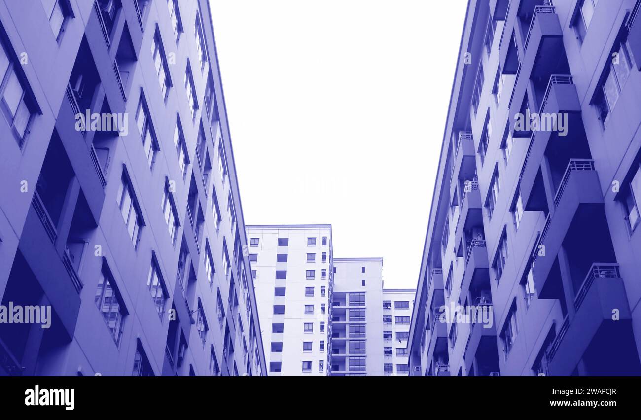 Pop Art de la vue à angle bas des bâtiments hauts modernes en dégradé de couleur bleue Banque D'Images
