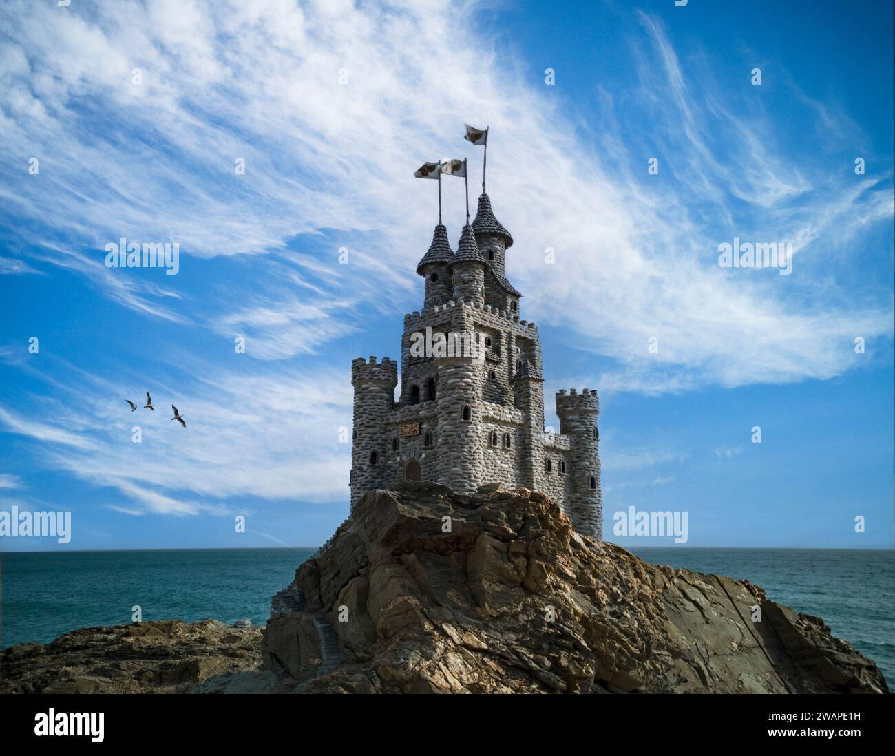 Un modèle de château gothique, construit sur un éperon rocheux au bord de la Méditerranée à Torrox Costa, par Anton Jensen, sculpteur danois vivant dans la province de Malaga Banque D'Images