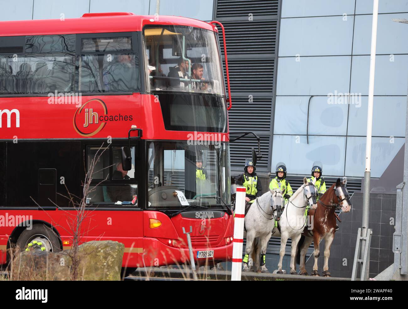 Sunderland, Royaume-Uni. 6 janvier 2024. Les supporters de Newcastle United arrivant dans des autocars pré-réservés alors que la police empêchait les supporters de voyager dans les transports en commun avant le match du troisième tour de la FA Cup au Stadium of Light, Sunderland. Le crédit photo devrait être : Nigel Roddis/Sportimage crédit : Sportimage Ltd/Alamy Live News Banque D'Images