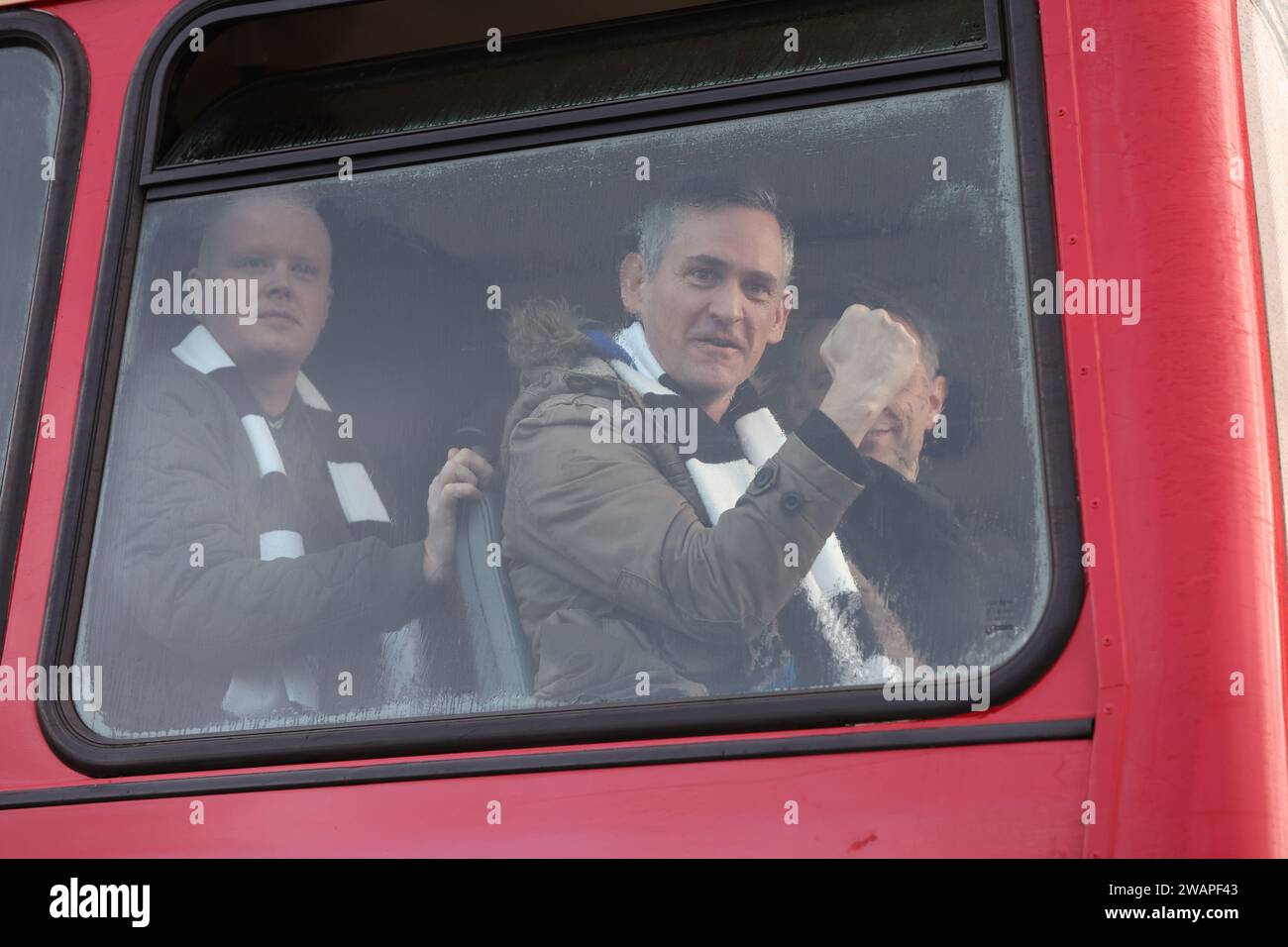 Sunderland, Royaume-Uni. 6 janvier 2024. Les supporters de Newcastle United arrivant dans des autocars pré-réservés alors que la police empêchait les supporters de voyager dans les transports en commun avant le match du troisième tour de la FA Cup au Stadium of Light, Sunderland. Le crédit photo devrait être : Nigel Roddis/Sportimage crédit : Sportimage Ltd/Alamy Live News Banque D'Images