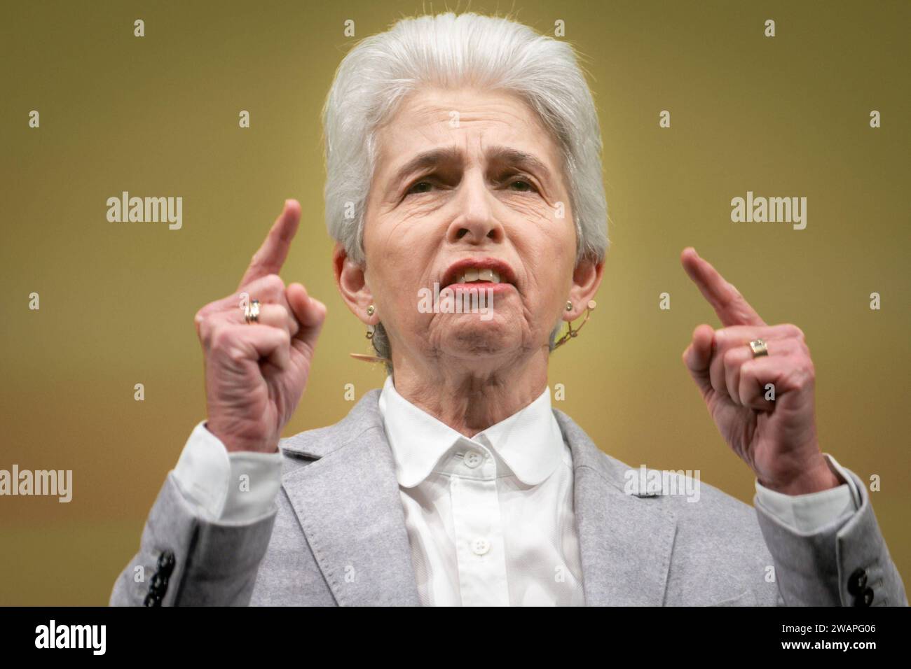 FDP Dreikoenigstreffen in Stuttgart Marie-Agnes Strack-Zimmermann im Portrait BEI ihrer mitreissenden Rede auf der Buehne im Rahmen der Dreikoenigskundgebung der Freien Demokraten im Opernhaus in Stuttgart, Stuttgart, 06.01.2024 Stuttgart Baden-Wuerttemberg Deutschland *** Réunion triennale du FDP à Stuttgart Marie Agnes Strack Zimmermann en portrait lors de son discours excitant sur scène au rassemblement triennal des Démocrates libres à l'Opéra de Stuttgart, Stuttgart, 06 01 2024 Stuttgart Baden Wuerttemberg Allemagne Banque D'Images