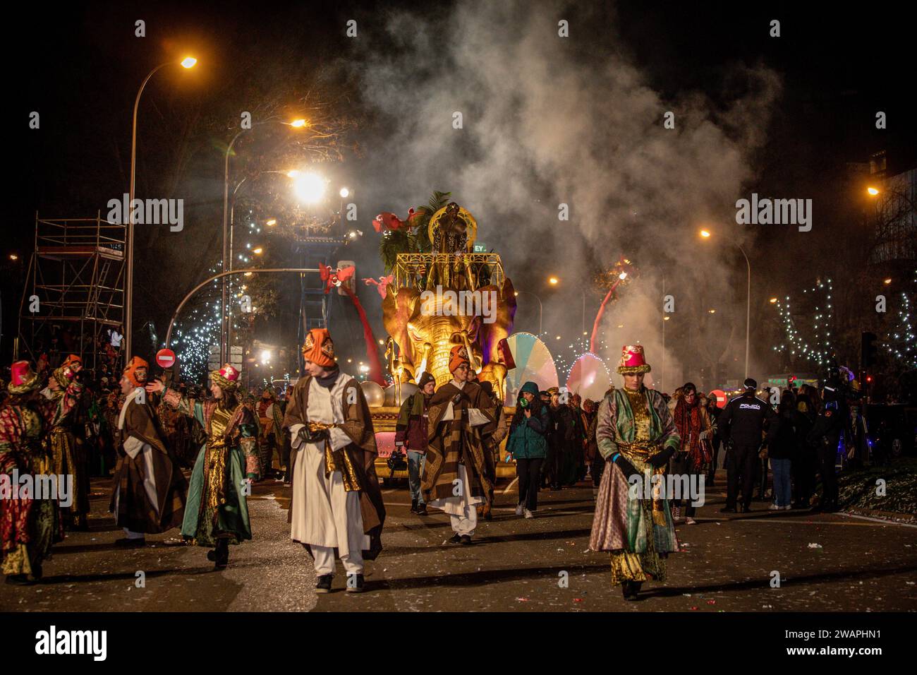 Madrid, Espagne. 05 janvier 2024. Le roi Baltazar des Mages de l'est parade avec ses pages royales lors de la célébration du défilé des trois Sages à Madrid. Comme chaque 5 janvier, le défilé traditionnel des trois Sages de l'est a eu lieu sur le Paseo de la Cstellana à Madrid, qui a apporté des cadeaux aux enfants. Crédit : SOPA Images Limited/Alamy Live News Banque D'Images