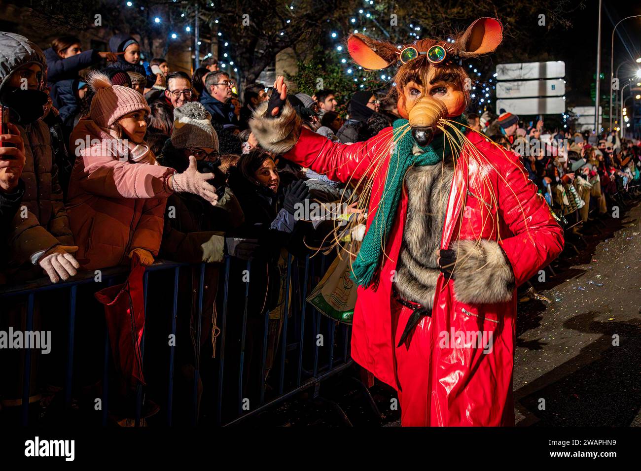 Madrid, Espagne. 05 janvier 2024. Un assistant habillé comme une souris accueille les enfants lors de la célébration du défilé des trois Sages à Madrid. Comme chaque 5 janvier, le défilé traditionnel des trois Sages de l'est a eu lieu sur le Paseo de la Cstellana à Madrid, qui a apporté des cadeaux aux enfants. (Photo de David Canales/SOPA Images/Sipa USA) crédit : SIPA USA/Alamy Live News Banque D'Images