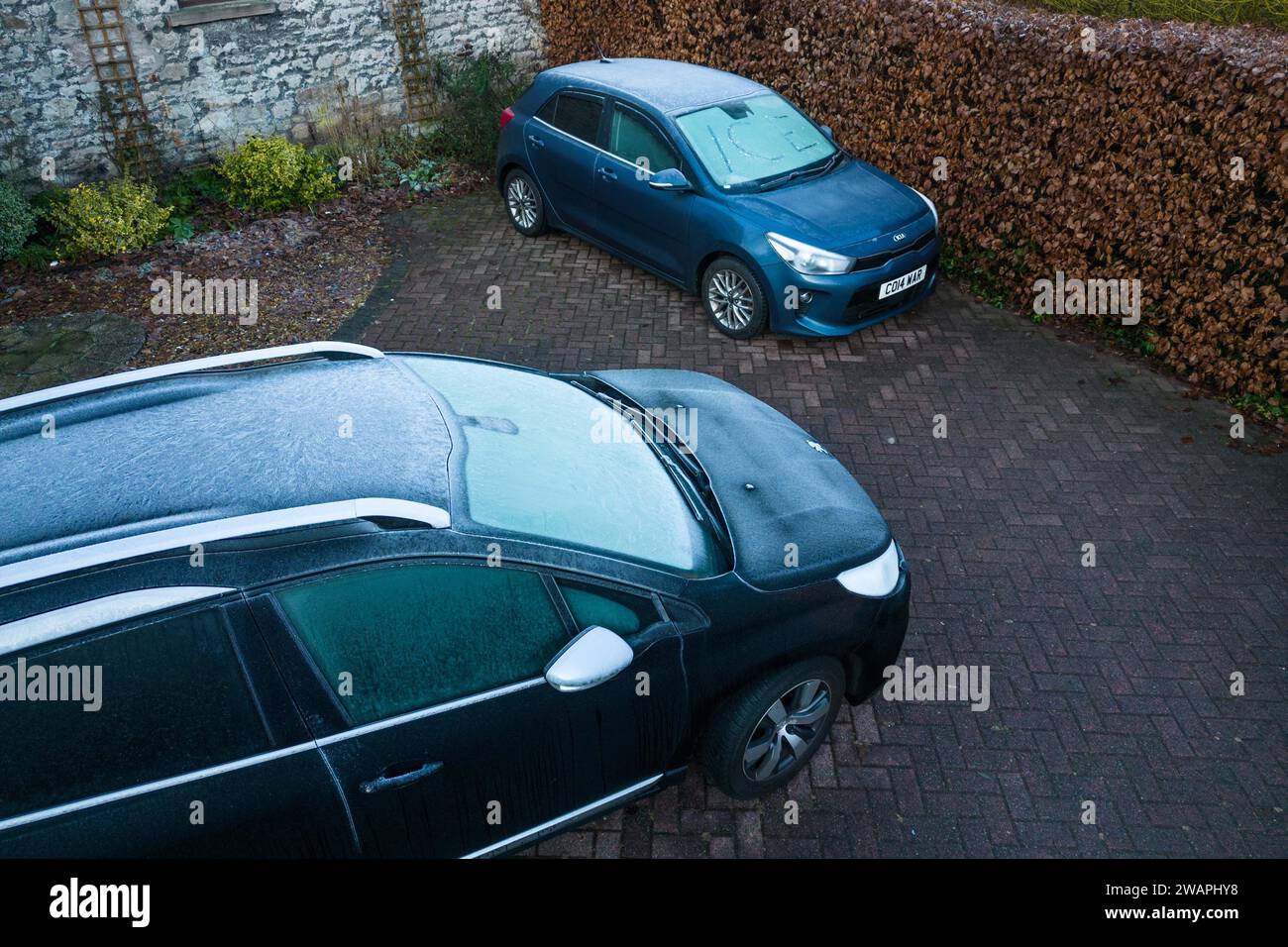 Kendal, Cumbria, 6 janvier 2024 - Une nuit claire et des températures inférieures à zéro ont apporté un froid matinal gel à la ville de Kendal dans Cumbria pendant la nuit. Des véhicules ont été vus avec des pare-brise glacés et la piste de ski locale de Kendal avait une couche givrée après le gel. Crédit : Arrêter Press Media/Alamy Live News Banque D'Images