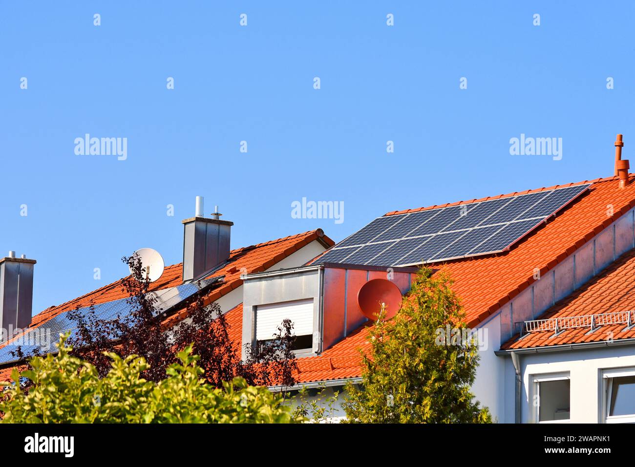 Toits solaires modernes avec panneaux contre un ciel bleu Banque D'Images