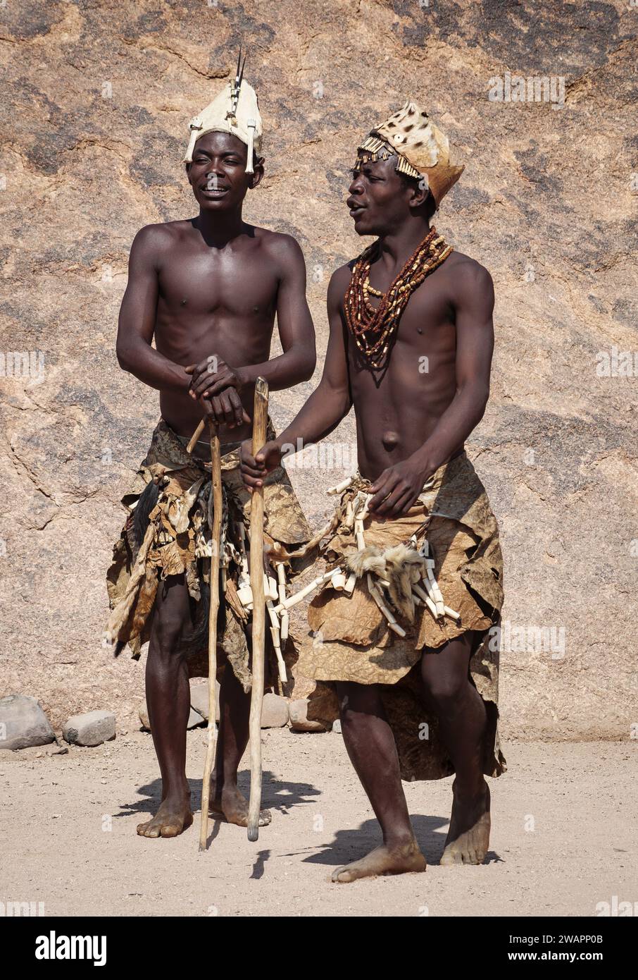 DAMARALAND, NAMIBIE - 17 septembre 2021 : deux chamans de la tribu Damara dans des vêtements traditionnels de peau et d'os d'animaux montrant la danse rituelle en L. Banque D'Images
