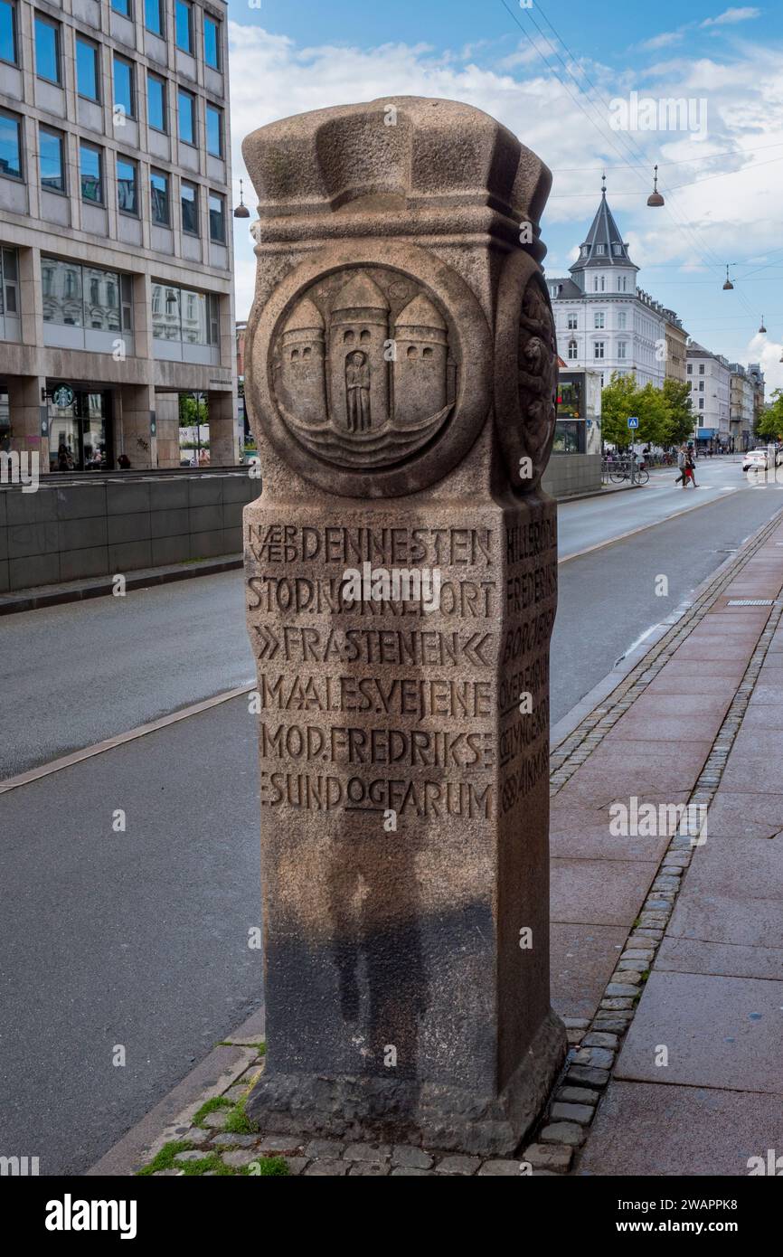 Pierre de repère point zéro inhabituelle près de la station de métro Nørreport à Copenhague, Danemark. Banque D'Images