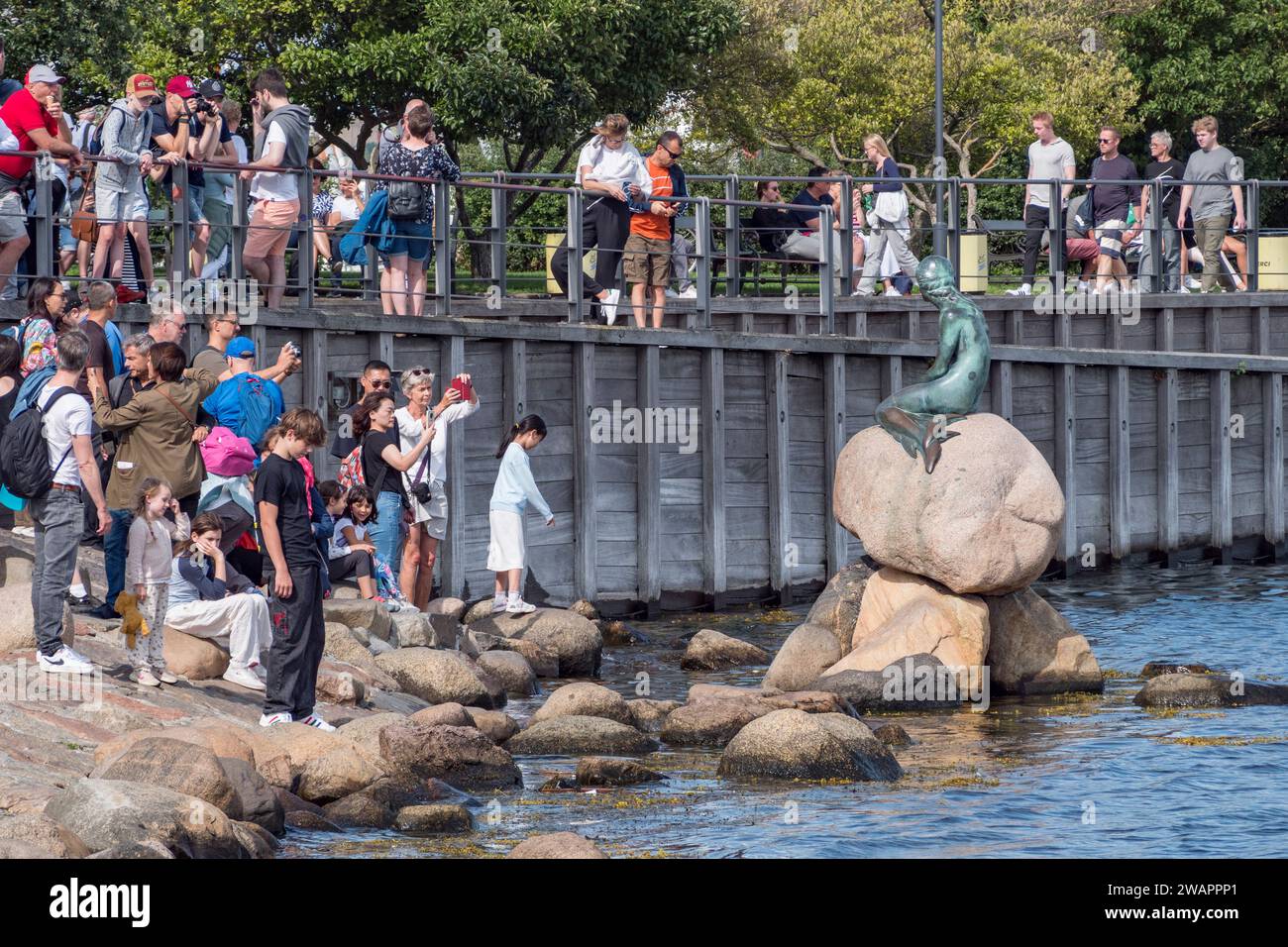 Foules de touristes visitant la sculpture de la petite Sirène (Den Lille Havfrue) au bord de l'eau sur la promenade Langelinie, Copenhague, Danemark. Banque D'Images