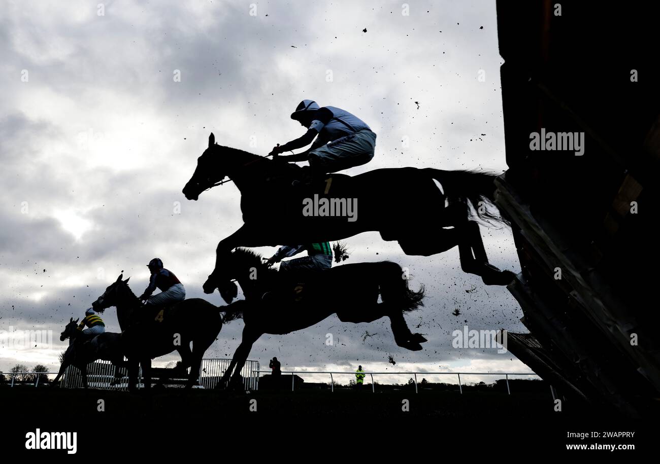 Coureurs et coureurs lors de la haie des novices de Virgin Bet Fives Mares à l'hippodrome de Wincanton. Date de la photo : samedi 6 janvier 2024. Banque D'Images