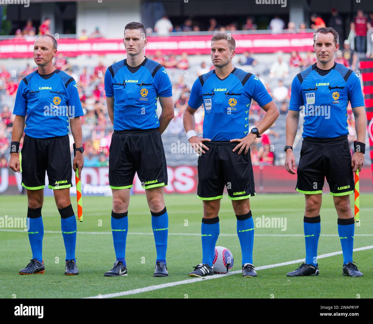 Sydney, Australie. 06 janvier 2024. Les arbitres de match s'alignent sur le terrain avant le match A-League Men Rd11 entre les Western Sydney Wanderers et les Central Coast Mariners au CommBank Stadium le 6 janvier 2024 à Sydney, en Australie Credit : IOIO IMAGES/Alamy Live News Banque D'Images