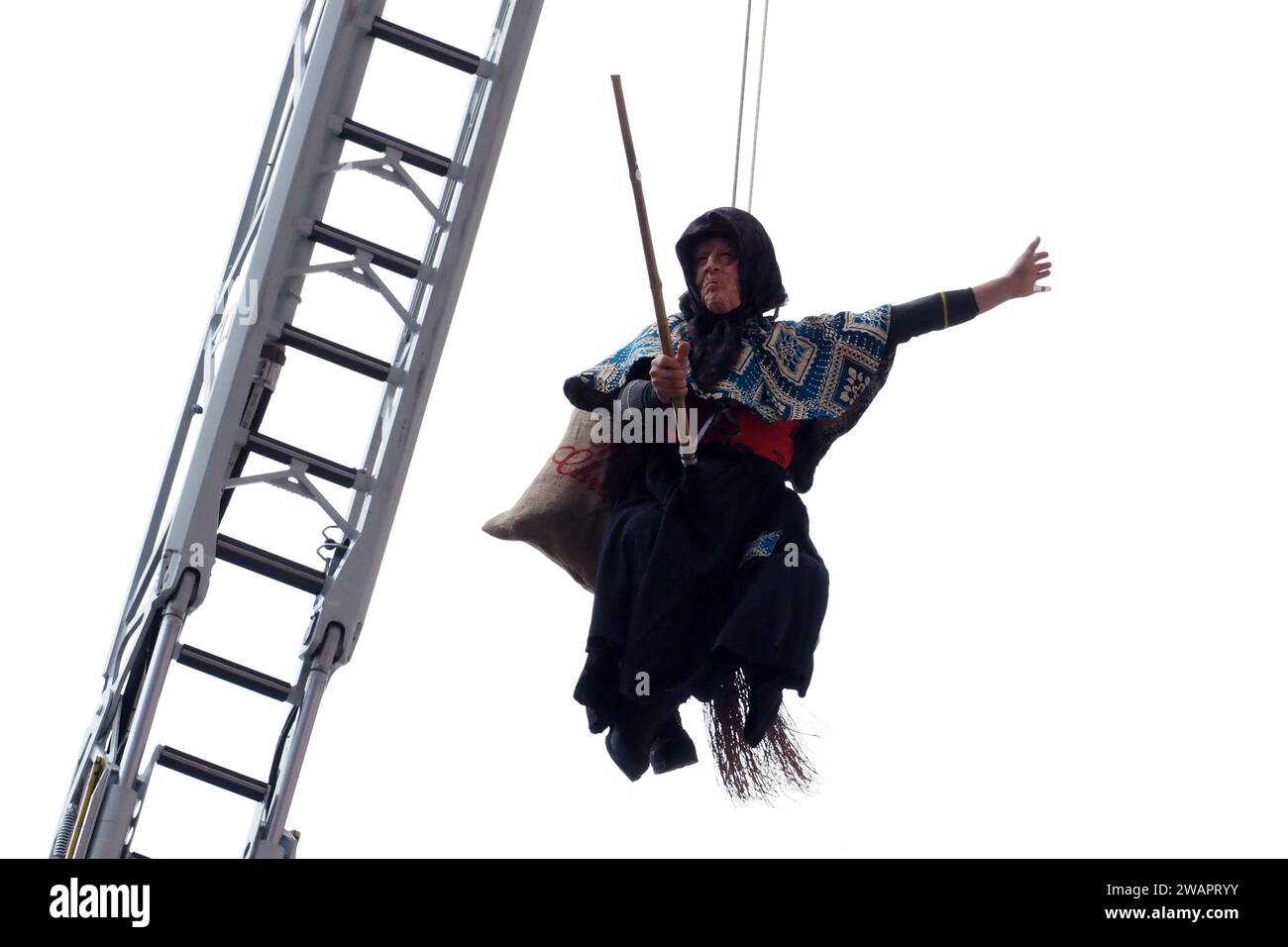 Caserta, Italie. 06 janvier 2024. Un pompier déguisé en Befana s'abaisse de la façade du Palais Royal de Caserte, donnant des bonbons et des bonbons à tous les enfants, pour la clôture des vacances de Noël. Caserte, Italie, 06 janvier 2024. (Photo de Vincenzo Izzo/SIPA USA) crédit : SIPA USA/Alamy Live News Banque D'Images