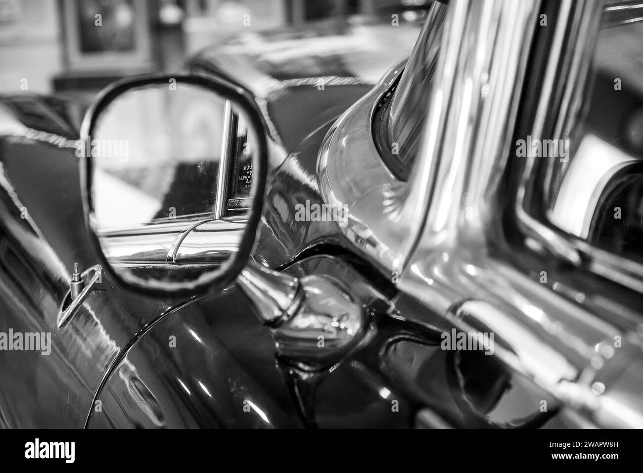 le rétroviseur d'une belle cadillac des années 1950 exposée lors d'un salon de l'automobile Banque D'Images