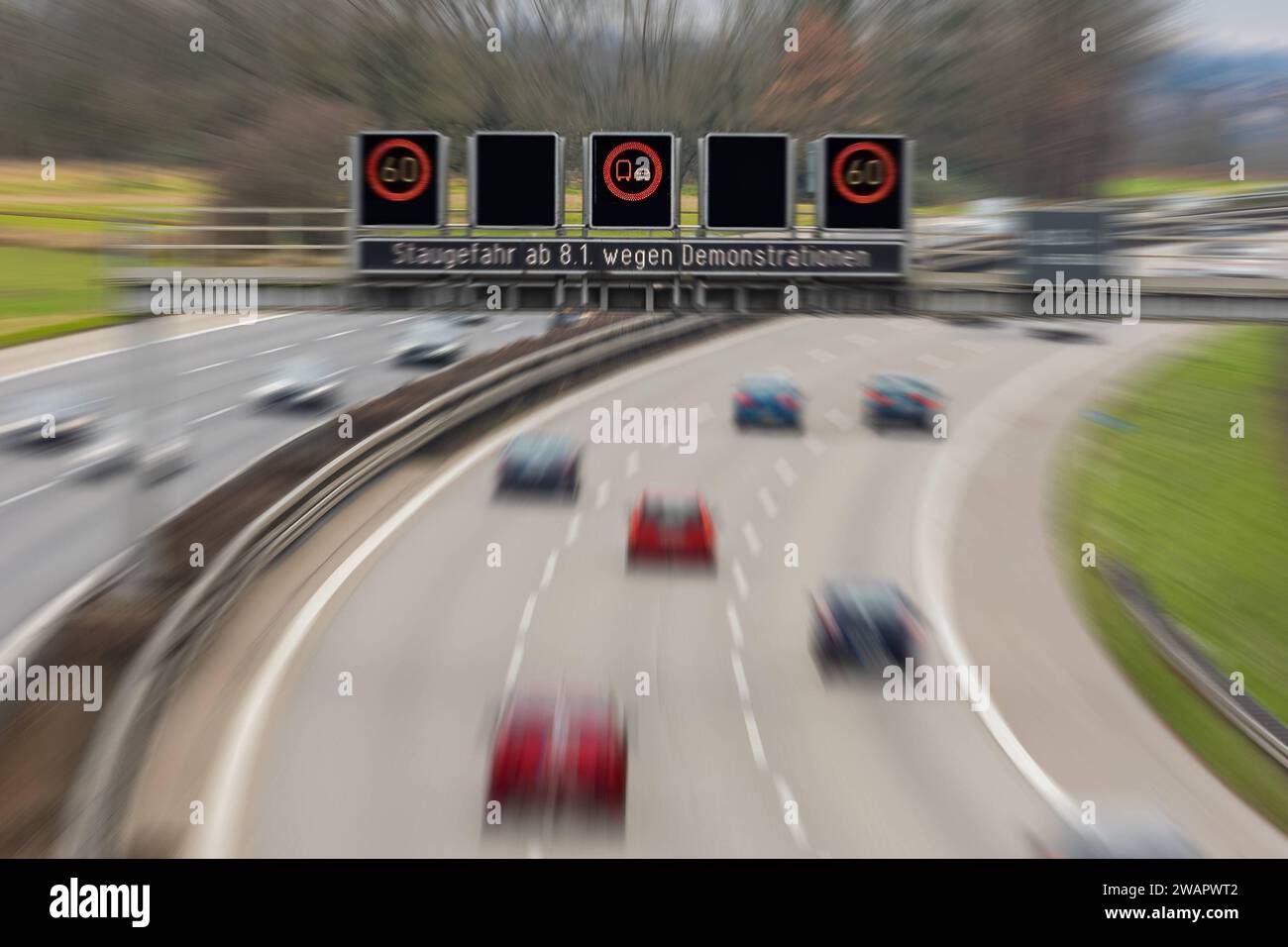 Symbolbild Schilderbrücke auf einer Autobahn mit dem Warnhinweis , Schriftzug Staugefahr ab 08.01.2023 wegen Demonstrationen 06.01.2024 : Symbolbild Schilderbrücke auf einer Autobahn mit dem Warnhinweis , Schriftzug Staugefahr ab 08.01.2023 wegen Demonstrationen. Photo : KS-Images.de / Karsten Schmalz Autobahn, A81, Pleidelsheim, , Bade-Württemberg Allemagne *** image symbolique portique sur une autoroute avec l'avertissement , lettrage embouteillage danger de 08 01 2023 en raison de manifestations 06 01 2024 image symbolique portique sur une autoroute avec l'avertissement , lettrage embouteillage danger de 08 01 2023 dû à d Banque D'Images