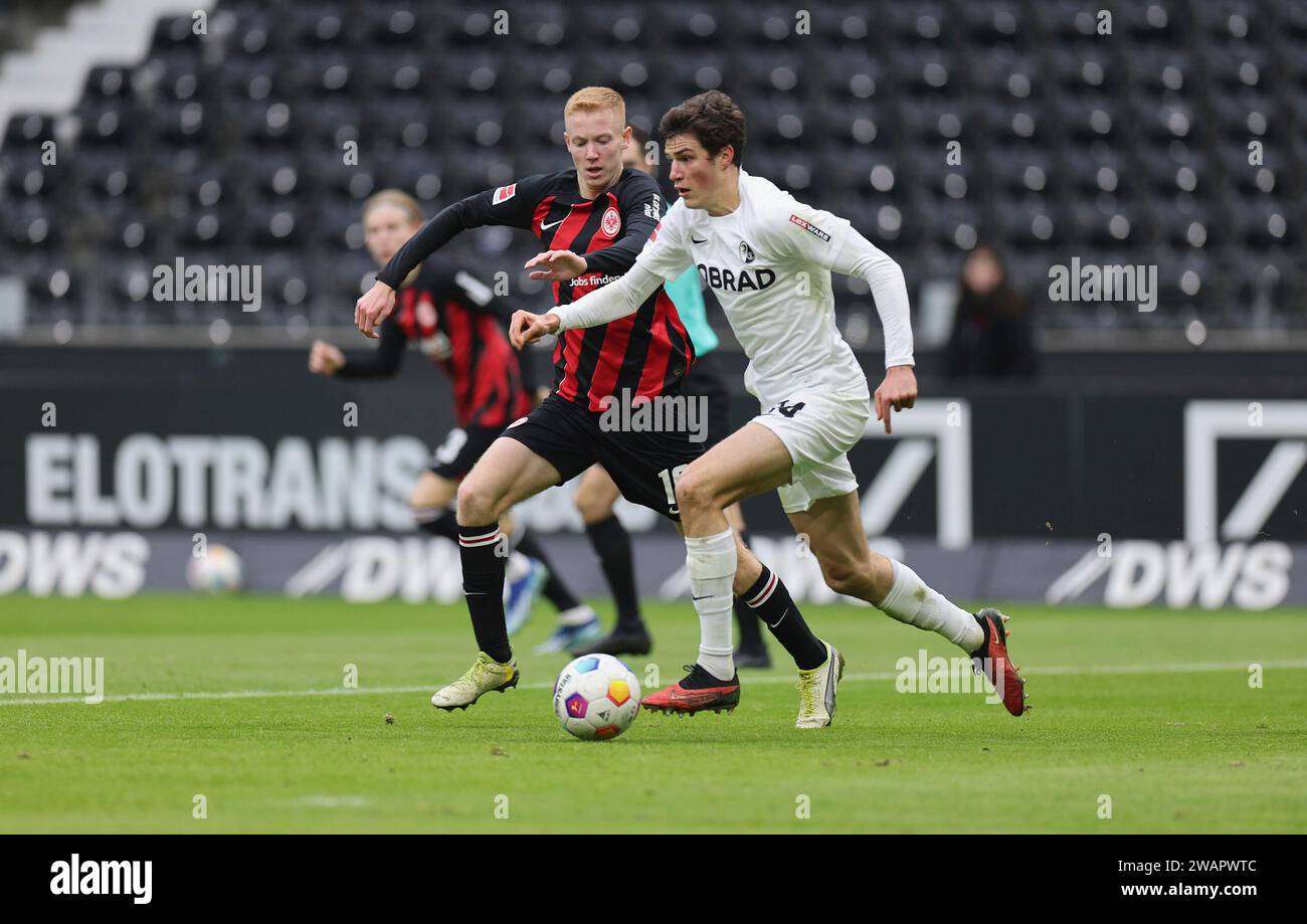 Frankfurt am main, Deutschland. 06 janvier 2024. 06.01.2024, Fussball Testspiel, Eintracht Frankfurt - SC Freiburg, emonline, emspor, v.l., Hugo Larsson (Eintracht Frankfurt), Merlin Röhl (SC Freiburg) LES RÈGLEMENTS DFL/DFB INTERDISENT TOUTE UTILISATION DE PHOTOGRAPHIES COMME SÉQUENCES D'IMAGES ET/OU QUASI-VIDÉO. Xdcx crédit : dpa/Alamy Live News Banque D'Images