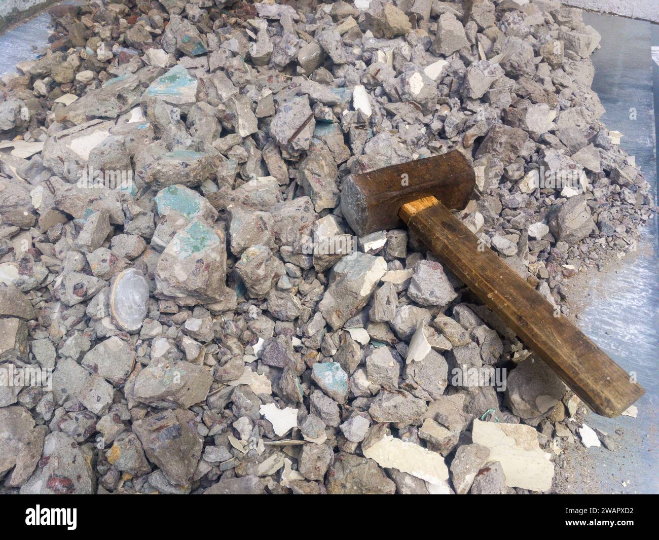 Débris de construction écrasés avec un marteau Banque D'Images