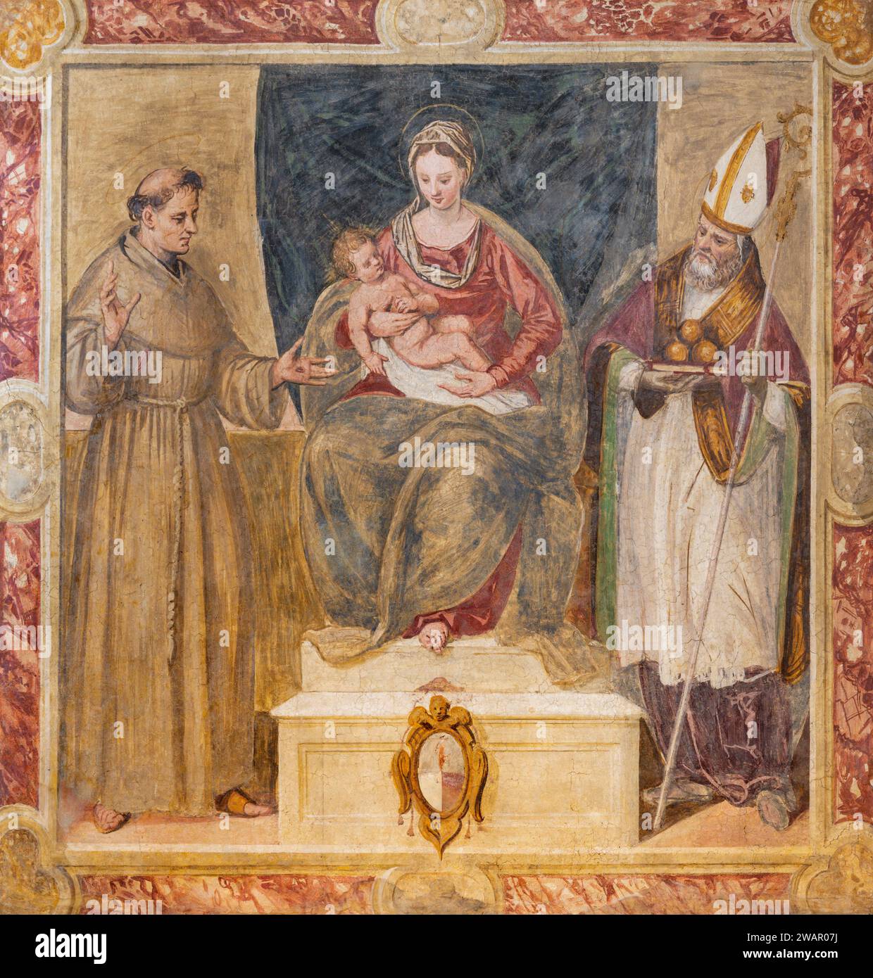 TRÉVISE, ITALIE - 4 NOVEMBRE 2023 : la fresque de Madonna avec le Saint François d'Assise et St. Nicolas dans l'église Chiesa di San Francesco (1570). Banque D'Images