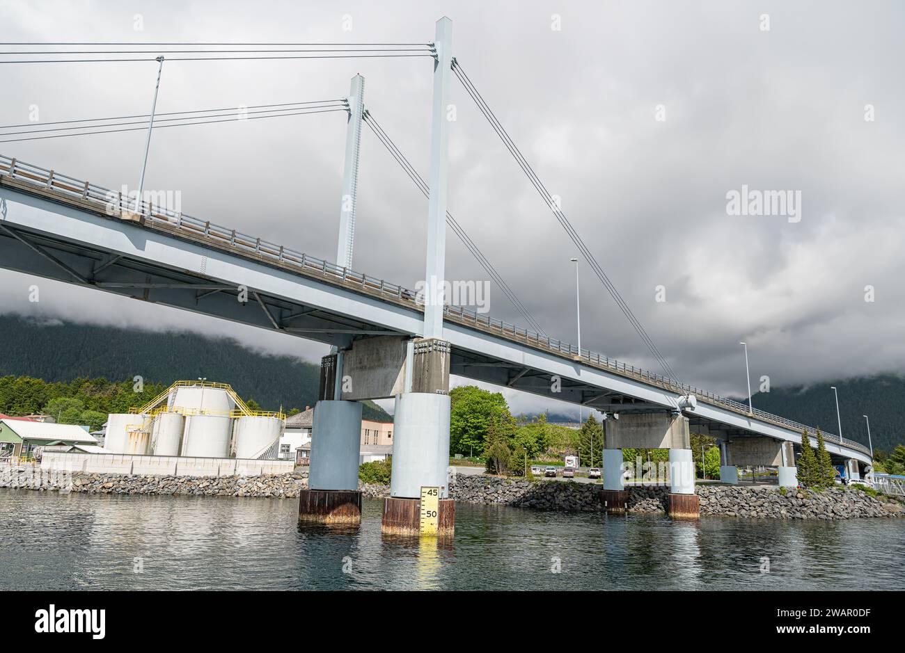 Le pont John O'Connell Bridge à haubans au-dessus du canal de Sitka, Sitka, Alaska, États-Unis Banque D'Images