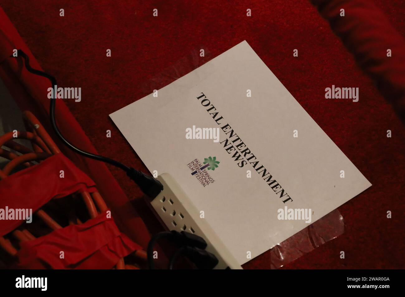 Palm Springs, Californie, États-Unis 5 janvier 2024. Total Entertainment News écrit sur un morceau de papier pour tenir l'espace pour un photojournaliste au tapis rouge pour la soirée d'ouverture du Festival international du film de Palm Springs au Richards Center for the Arts à Palm Springs High School à Palm Springs, CA., vendredi 5 janvier 2024. (Image de crédit : © Amy Katz/ZUMA Press Wire) USAGE ÉDITORIAL SEULEMENT! Non destiné à UN USAGE commercial ! Banque D'Images