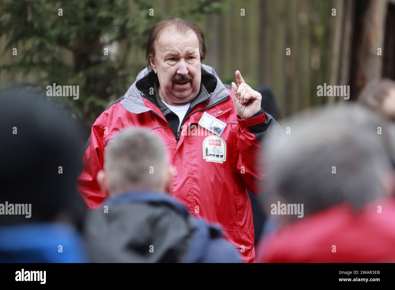 Hasselfelde, Allemagne. 06 janvier 2024. Le directeur de course Wolf-Dieter Polz informe les participants avant la course. 90 mushers ont participé à la 24e course internationale de chiens de traîneau dans la ville de Pullman City Harz, dans l'ouest du pays. Avec des équipes de dix chiens maximum, les mushers ont couru le long de la piste raccourcie par les intempéries. La course a été courue avec des wagons car il n'y avait pas de neige. Crédit : Matthias Bein/dpa/Alamy Live News Banque D'Images