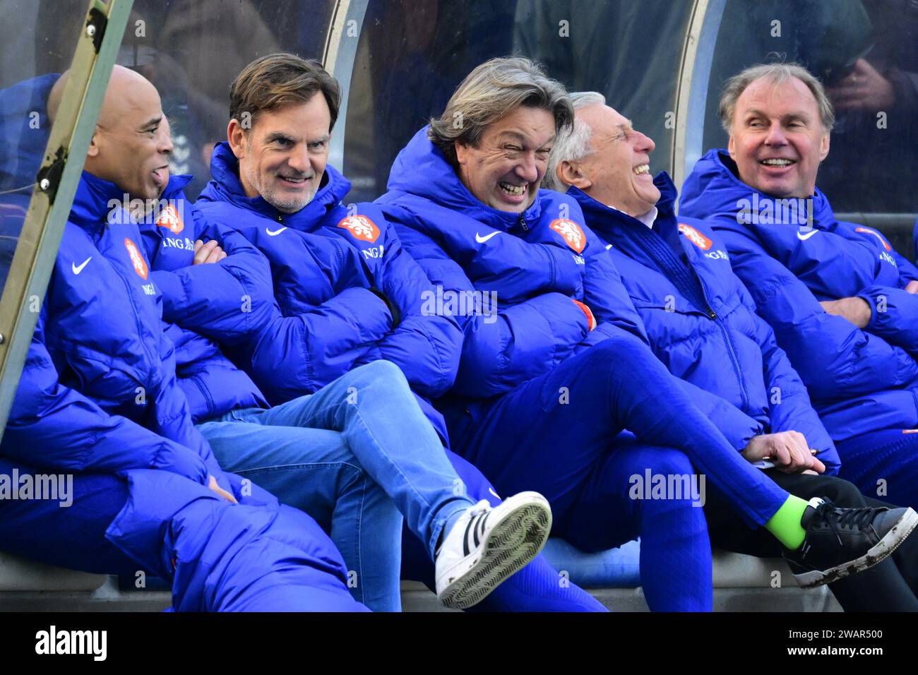 HAARLEM - Glenn Helder, Ronald de Boer, Bennie Wijnstekers, Sjaak Swart et Stan Valckx lors du traditionnel match du nouvel an avec d'anciens internationaux de l'équipe masculine néerlandaise au Royal HFC. ANP OLAF KRAAK pays-bas sorti - belgique sorti Banque D'Images