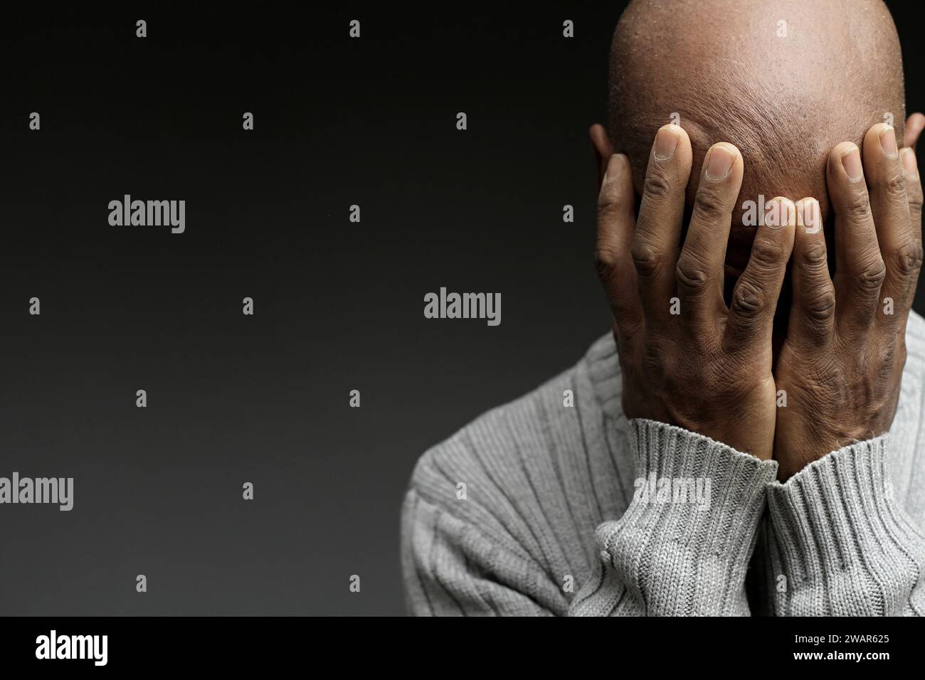 Prier dieu pour le pardon homme des Caraïbes priant avec fond noir gris avec des gens stock image photo Banque D'Images