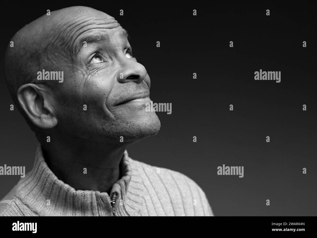 Prier dieu pour le pardon homme des Caraïbes priant avec fond noir gris avec des gens stock image photo Banque D'Images