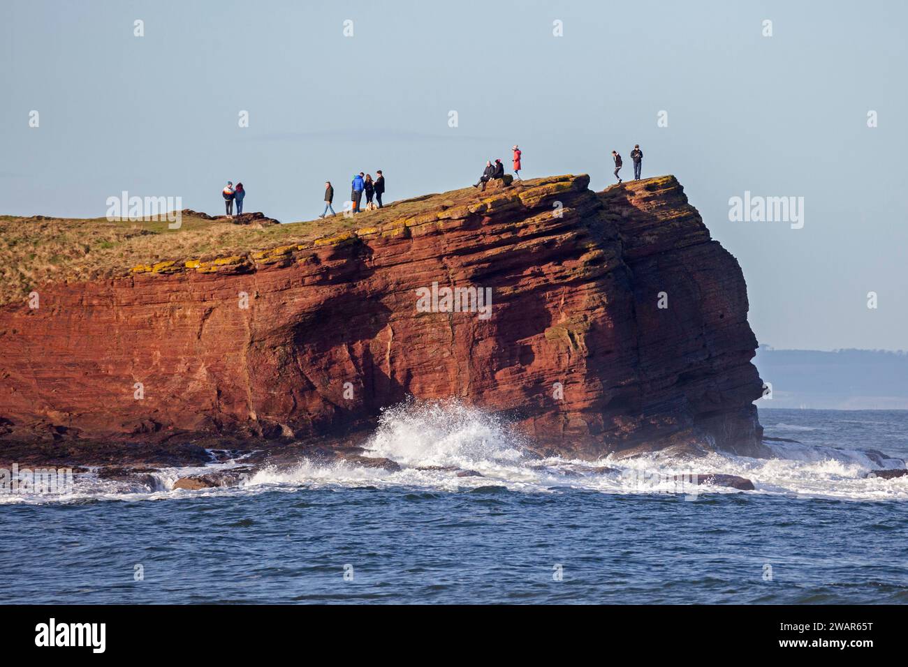 Vue de Seacliff Beach, East Lothian, Écosse, Royaume-Uni 6 janvier 2024. Ensoleillé pour les marcheurs au bord du Firth of Forth, température 4 degrés centigrades. Crédit : Archwhite/alamy Live News. Banque D'Images