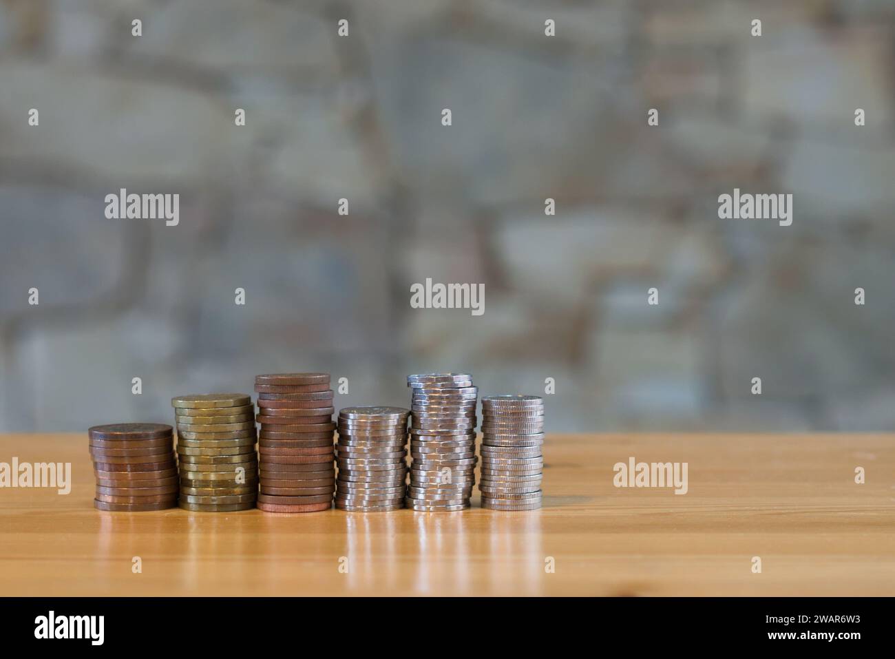 Colonnes de pièces d'argent, monnaie de la Couronne tchèque. Argent, bussines, économie, banques concept photo. Concept d'épargne de pièces. Copier l'espace pour le placement du texte. Banque D'Images