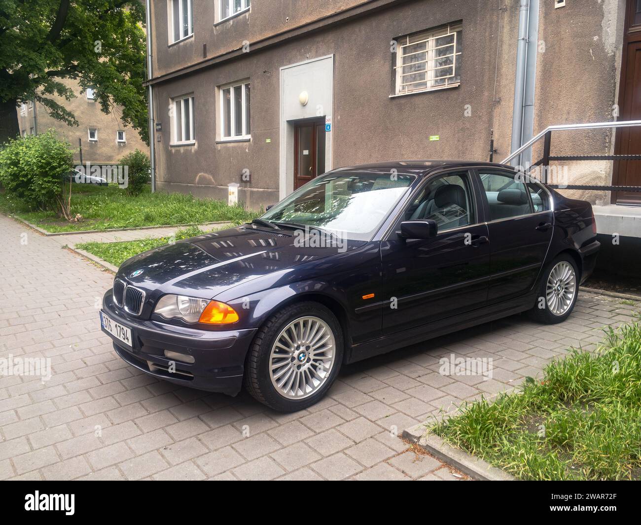 OSTRAVA, RÉPUBLIQUE TCHÈQUE - 16 MAI 2023 : berline BMW série 3 E46 garée devant la maison Banque D'Images