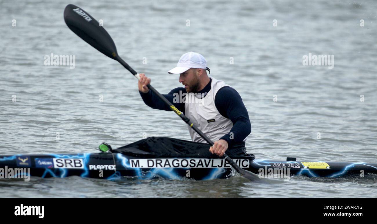 06.01.2024 Backa Palanka Serbie canoë-kayak masculin Marko Dragosavljevic athlète serbe de kayak au lac Tikvara pendant la session d'entraînement Banque D'Images