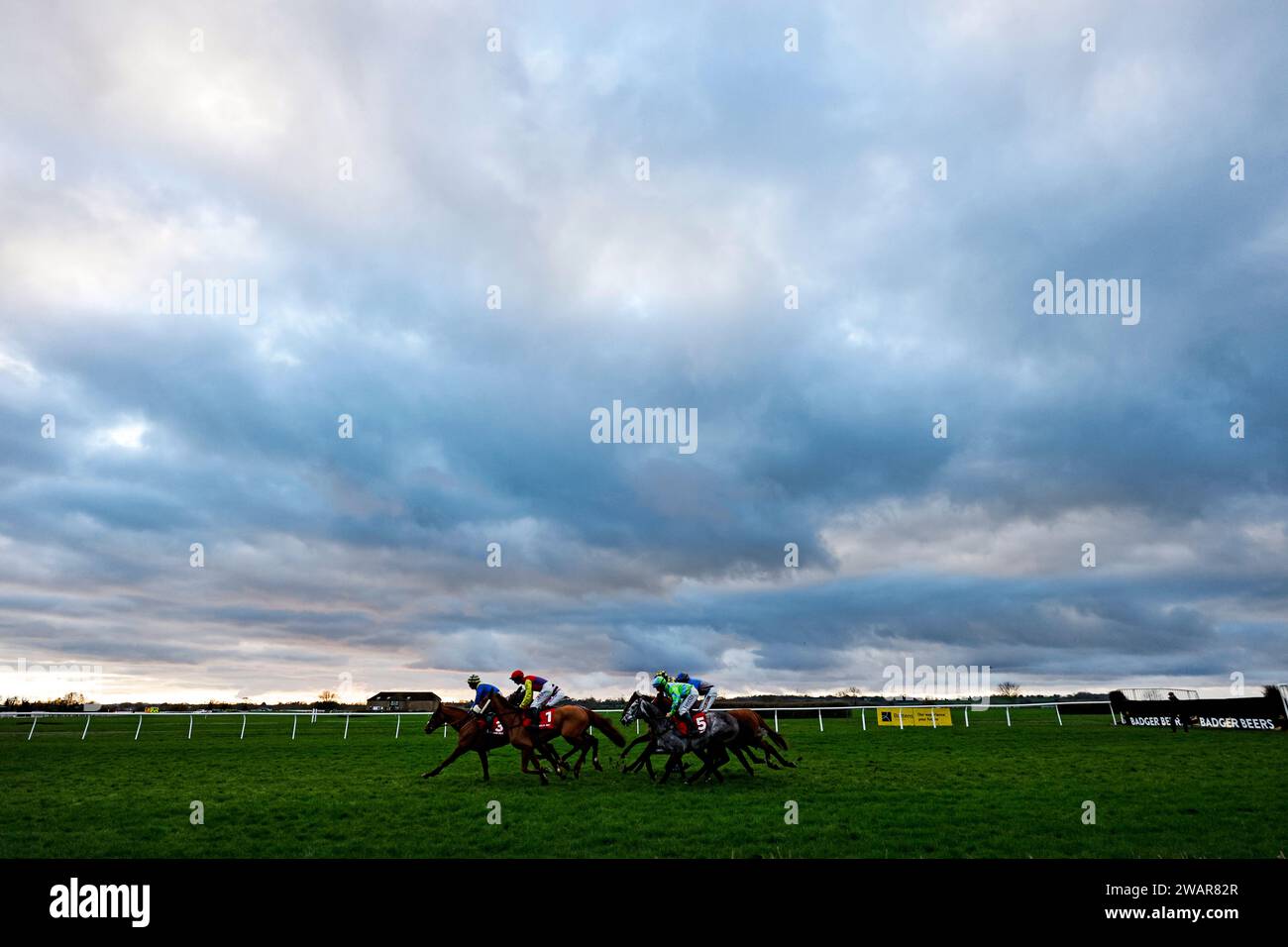 Coureurs et coureurs le Virgin Bet Daily Price augmente la haie handicap à l'hippodrome de Wincanton. Date de la photo : samedi 6 janvier 2024. Banque D'Images