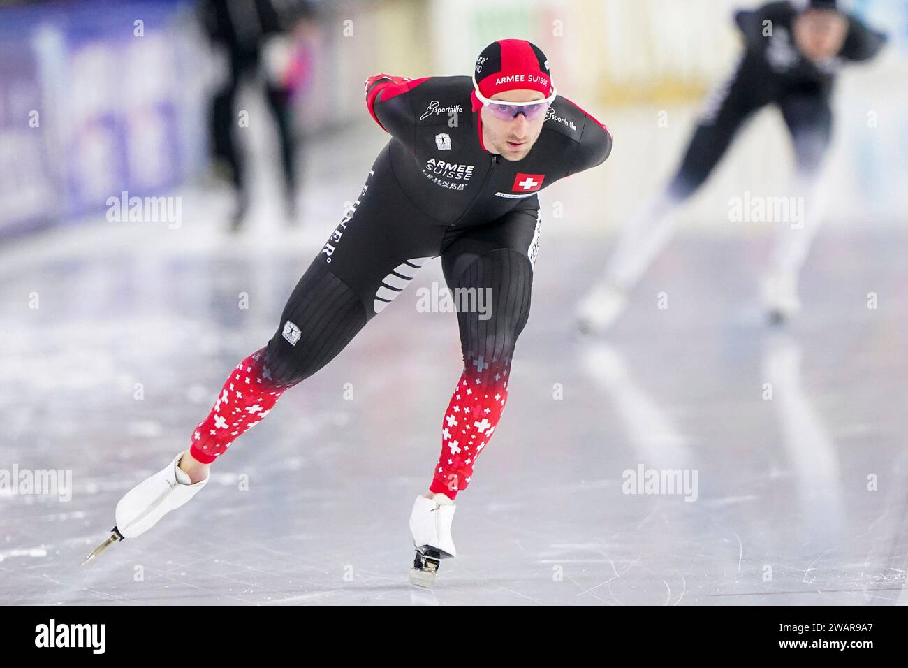 HEERENVEEN, PAYS-BAS - 6 JANVIER : Livio Wenger, de Suisse, en compétition sur le 5000m masculin lors des Championnats d'Europe de patinage de vitesse ISU à Thialf, le 6 janvier 2024 à Heerenveen, pays-Bas. (Photo d'Andre Weening/Orange Pictures) Banque D'Images