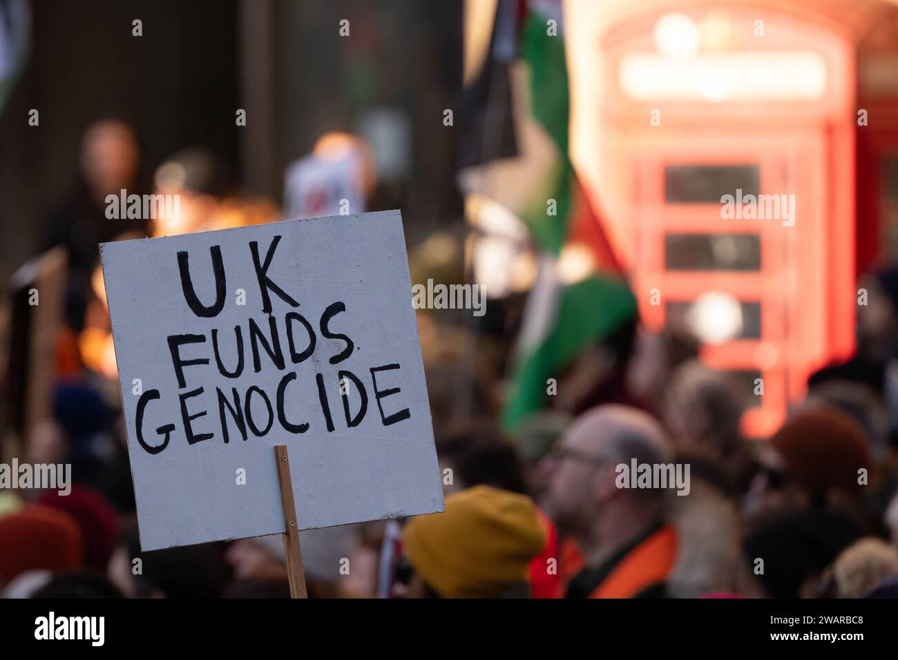 Manchester, Royaume-Uni. 6 janvier 2024. Manifestants à Manchester Royaume-Uni contre la guerre à Gaza. Manifestation palestinienne dans le centre de Manchester. ROYAUME-UNI. Plus de deux mille manifestants se sont rassemblés sur la place Saint-Pierre pour réclamer un cessez-le-feu. Ils ont ensuite marché à travers le centre-ville. La police a gardé des points de vente qui, selon les manifestants, avaient des liens avec Israël, notamment Barclays Bank et Starbucks Coffee. Les manifestants brandissaient des drapeaux et portaient des pancartes avec des slogans contre la guerre. Manchester UK. Photo : garyroberts/worldwidefeatures.com crédit : GaryRobertsphotography/Alamy Live News Banque D'Images