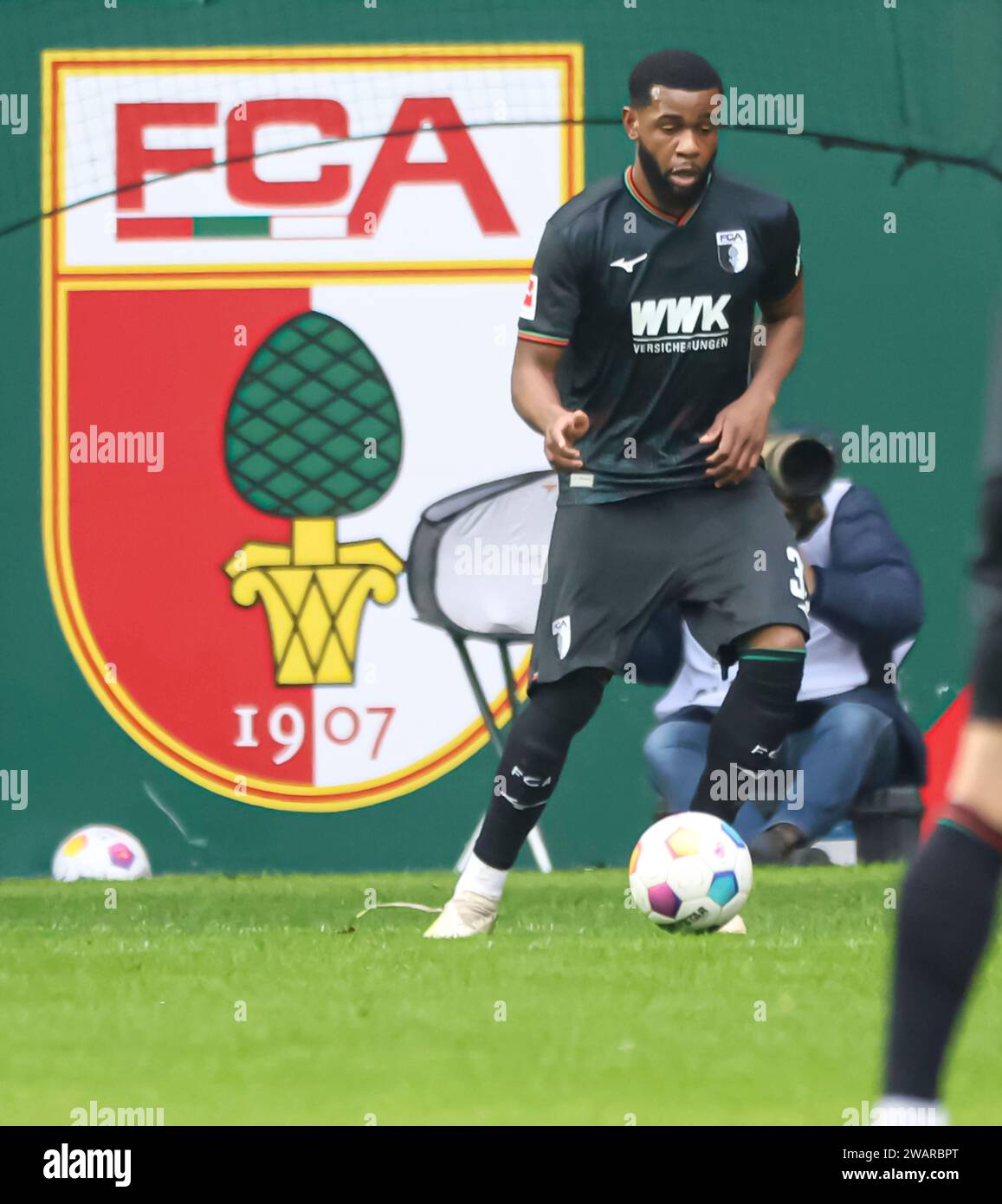 Augsbourg, Deutschland. 06 janvier 2024. Japhet Tanganga (FC Augsburg #39) spielt den ball, <FCA-logo im hintergrund ; Testspiel FC Augsburg vs. TSG 1899 Hoffenheim ; LES RÈGLEMENTS DFL INTERDISENT TOUTE UTILISATION DE PHOTOGRAPHIES COMME SÉQUENCES D'IMAGES ET/OU QUASI-VIDÉO. Crédit : dpa/Alamy Live News Banque D'Images