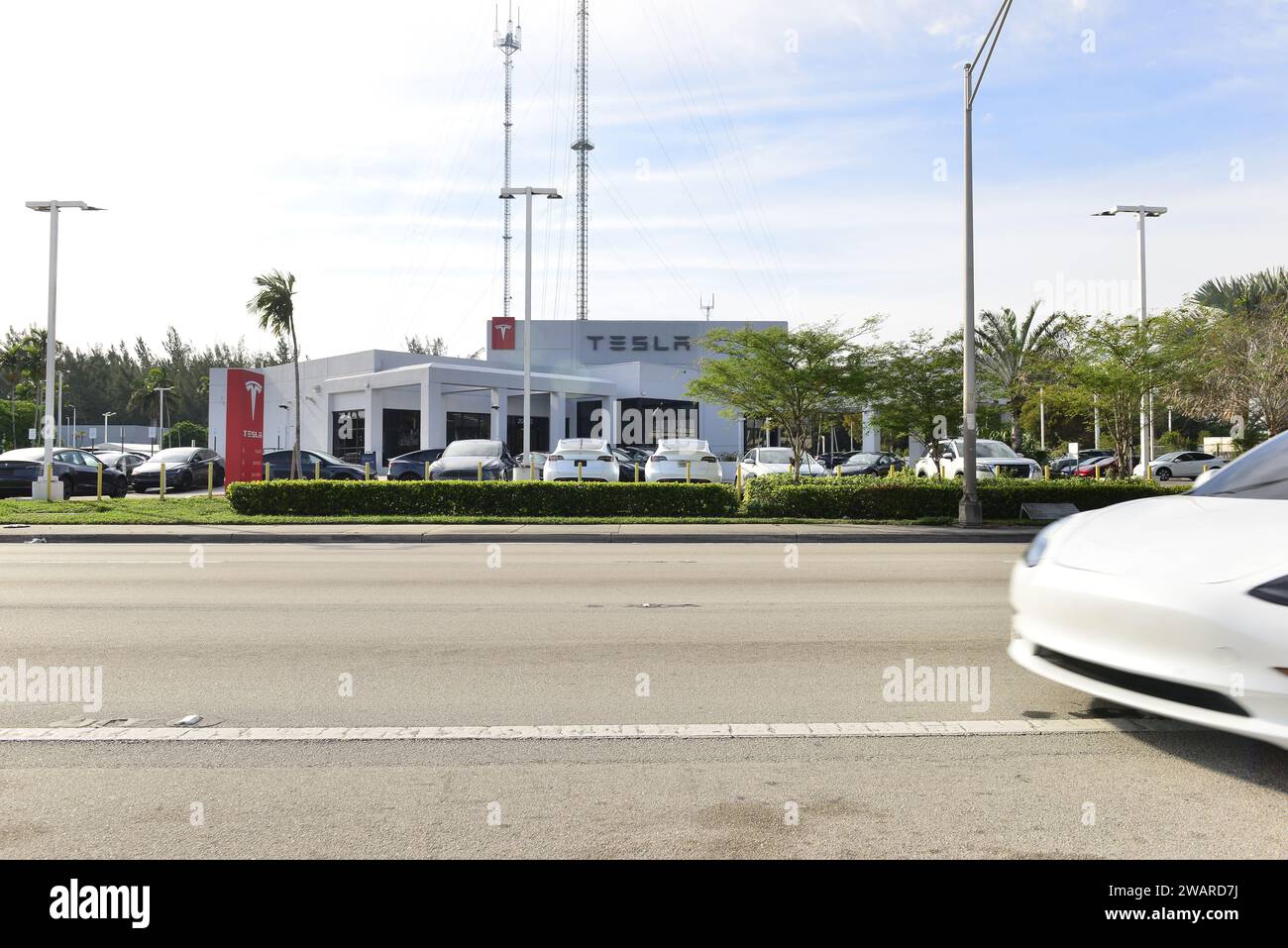 MIAMI, FLORIDE - JANVIER 05 : vue extérieure d'une voiture Tesla conduite devant une salle d'exposition d'un concessionnaire Tesla à Miami, Floride. Tesla n’est plus le meilleur fabricant de véhicules électriques (EV), car son rival BYD Company Limited en Chine prend la tête. Elon Musk, Tesla Cybertruck sont également en deçà de la portée annoncée de 318 miles lors d'un test en streaming en direct le 05 janvier 2024 à Miami, en Floride. (Photo de JL/Sipa USA) Banque D'Images