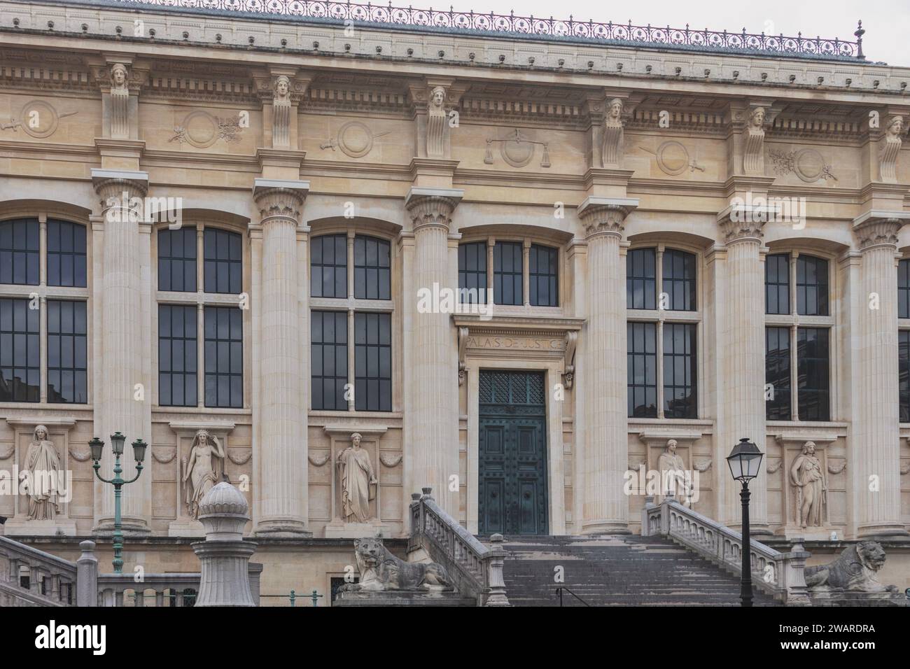Paris, France, 2023.07.30 : vue grand angle du Palais de justice de Paris Banque D'Images