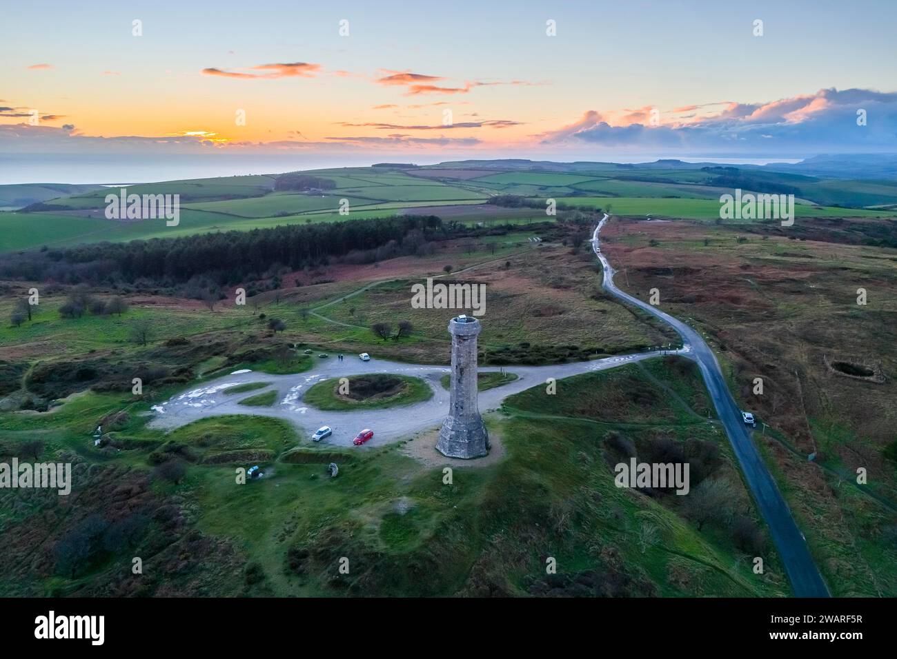 Portesham, Dorset, Royaume-Uni. 6 janvier 2023. UK Météo. Coucher de soleil au Hardy Monument près de Portesham dans le Dorset à la fin de la froide journée ensoleillée. Le monument, en forme de télescope, a été construit en mémoire du vice-amiral Sir Thomas Masterman Hardy qui était capitaine de drapeau sur le HMS Victory pendant la bataille de Trafalgar. Crédit photo : Graham Hunt/Alamy Live News Banque D'Images