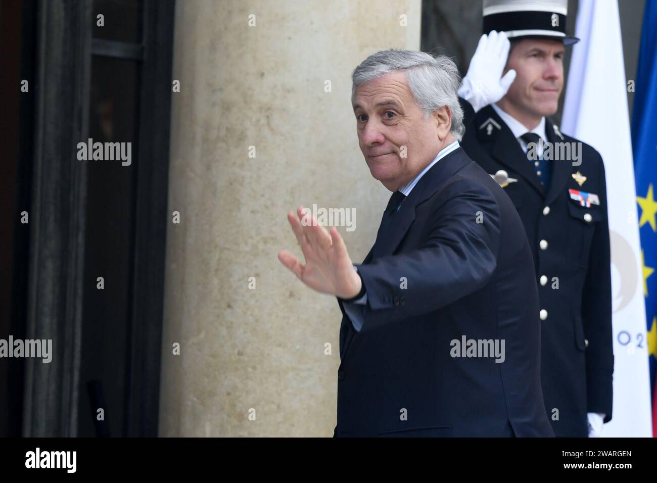 Antonio Tajani, ministre des Affaires étrangères de la République italienne, arrive à l'Elysée après une cérémonie pour feu le président de la Commission européenne Jacques Delors, vendredi 5 janvier 2024 à Paris, France. Jacques Delors, fils d'un messager de banque parisienne qui est devenu le visionnaire et le bâtisseur d'une Europe plus unifiée au cours de sa décennie mémorable en tant que directeur général de l'Union européenne, est décédé à Paris la semaine dernière et avait 98 ans. (Photo de Lionel Urman/Sipa USA) Banque D'Images