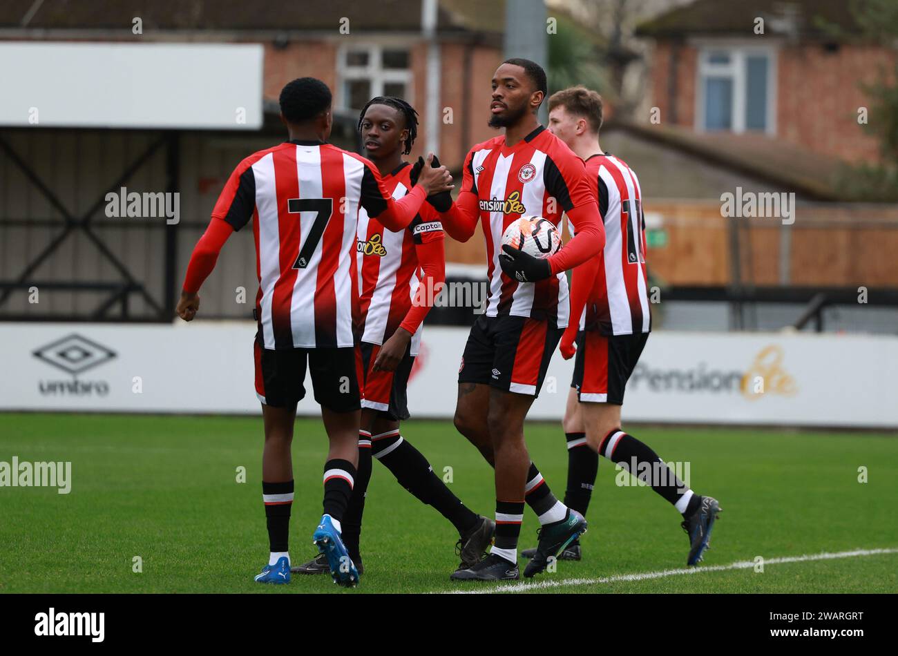Staines-upon-Thames, Royaume-Uni, 6 janvier 2024. Ivan Toney (à droite) de Brentford B célèbre avec ses coéquipiers après avoir marqué le premier but de ses côtés aux U23 de Brentford B v Southampton - amical. Crédit : George Tewkesbury/Brentford FC/Alamy Live News Banque D'Images