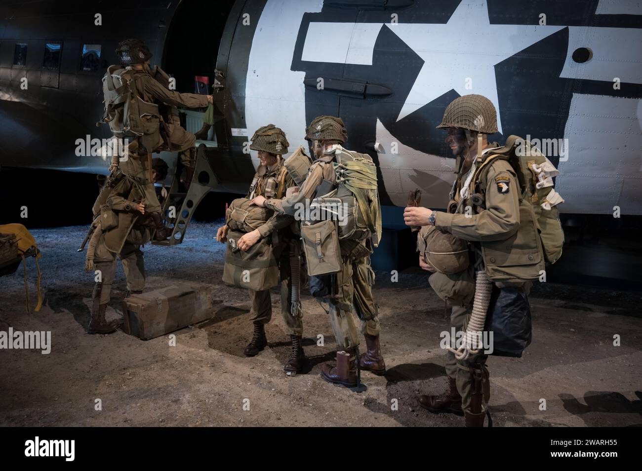 Des soldats américains de la division parachute aéroportée embarquent à bord de l’avion pour entreprendre une mission en Normandie pendant la Seconde Guerre mondiale Banque D'Images Des soldats américains de la division parachute aéroportée embarquent à bord de l’avion pour entreprendre une mission en Normandie pendant la Seconde Guerre mondiale Banque D'Images