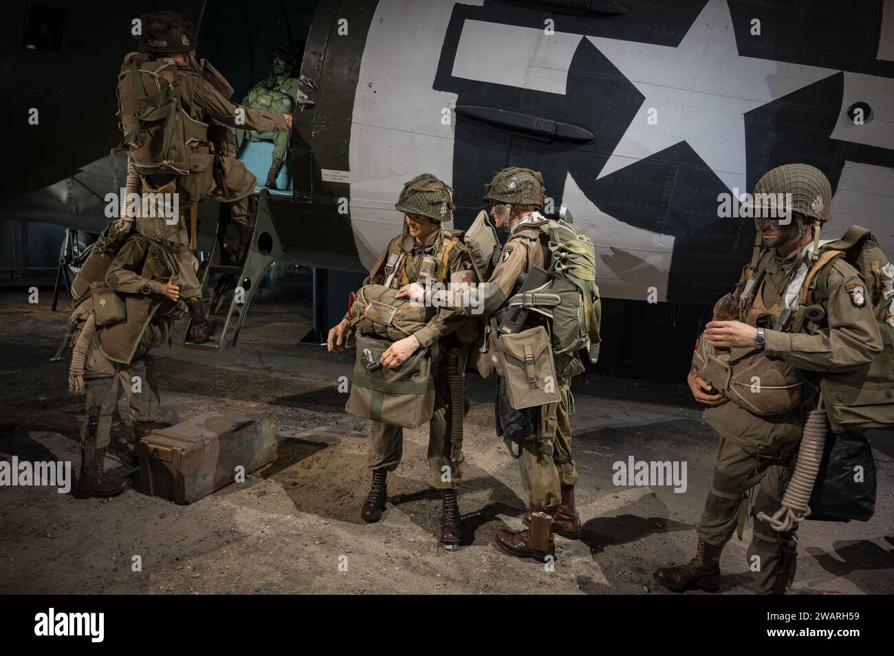 Des soldats américains de la division parachute aéroportée embarquent à bord de l’avion pour entreprendre une mission en Normandie pendant la Seconde Guerre mondiale Banque D'Images Des soldats américains de la division parachute aéroportée embarquent à bord de l’avion pour entreprendre une mission en Normandie pendant la Seconde Guerre mondiale Banque D'Images