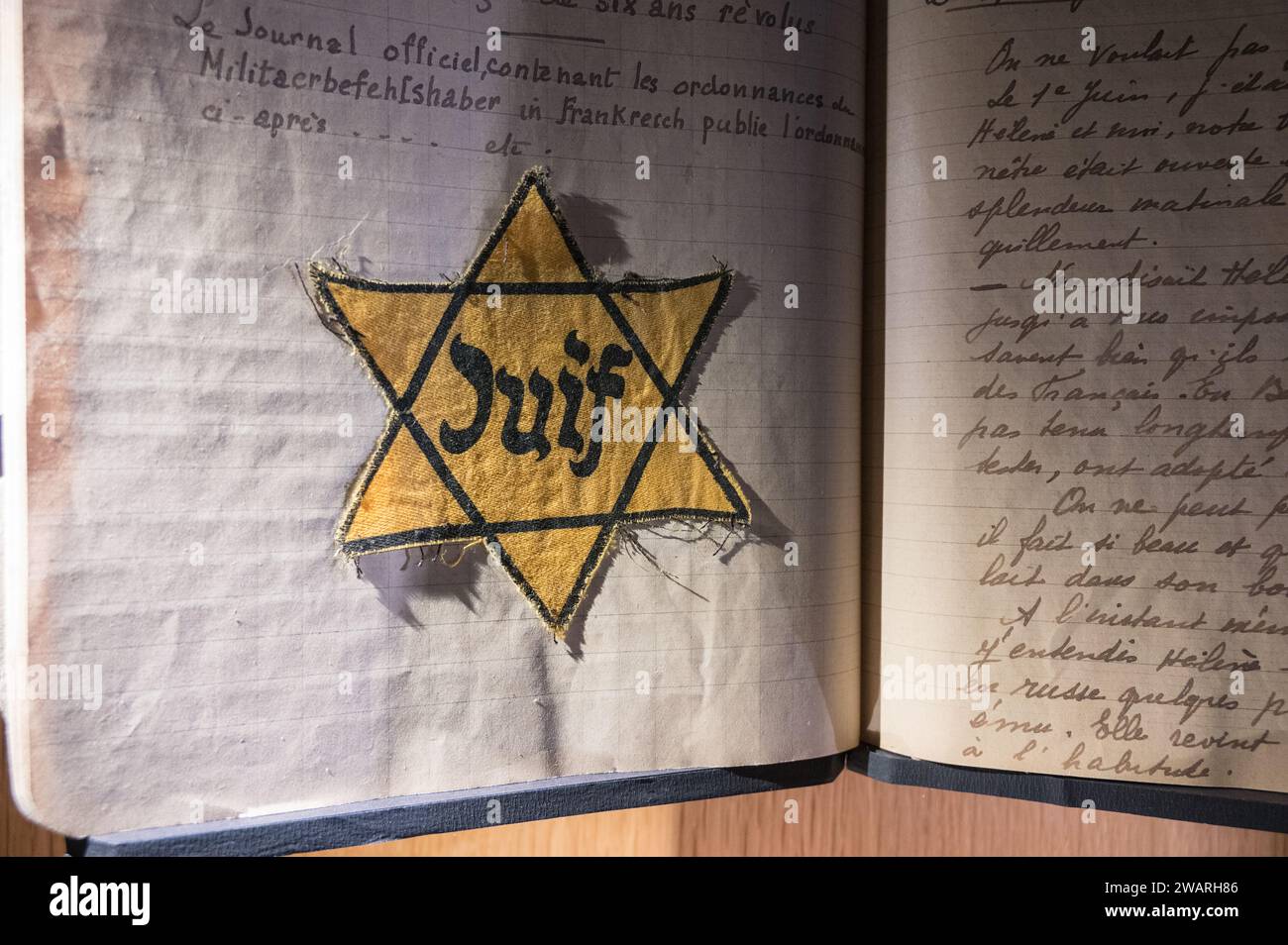 Détail d'un patch avec le symbole juif sur un cahier allemand Banque D'Images