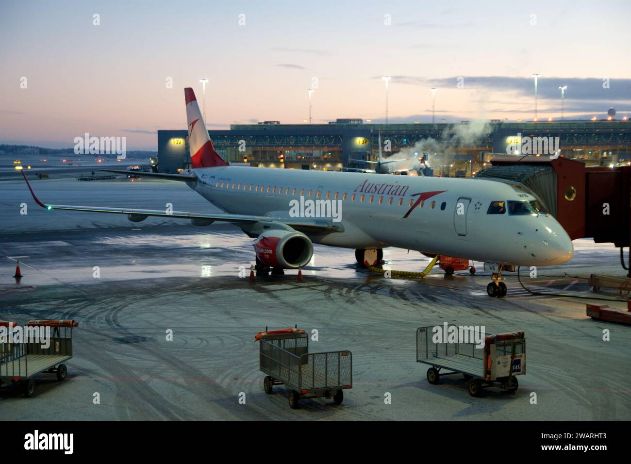 COPENHAGUE, DANEMARK - 24 NOVEMBRE 2018 : avion court-courrier à la porte de l'aéroport de Copenhague par un froid matin d'hiver sans neige Banque D'Images