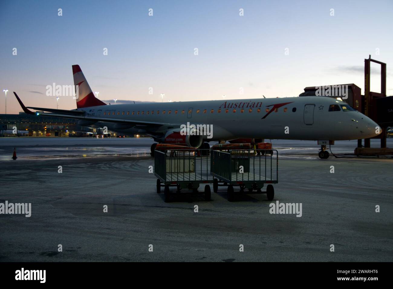 COPENHAGUE, DANEMARK - 24 NOVEMBRE 2018 : avion court-courrier à la porte de l'aéroport de Copenhague par un froid matin d'hiver sans neige Banque D'Images