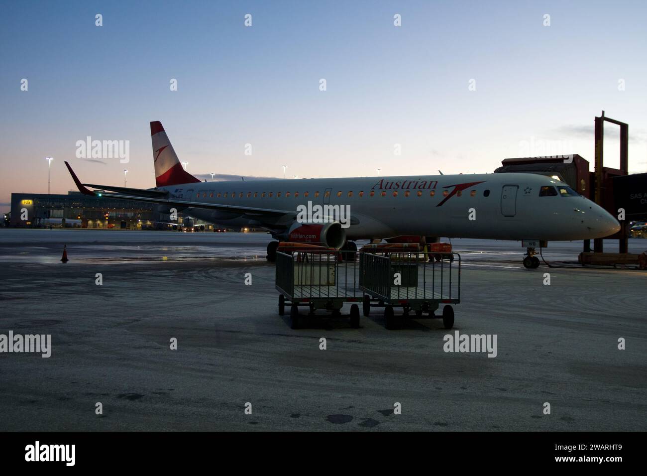 COPENHAGUE, DANEMARK - 24 NOVEMBRE 2018 : avion court-courrier à la porte de l'aéroport de Copenhague par un froid matin d'hiver sans neige Banque D'Images