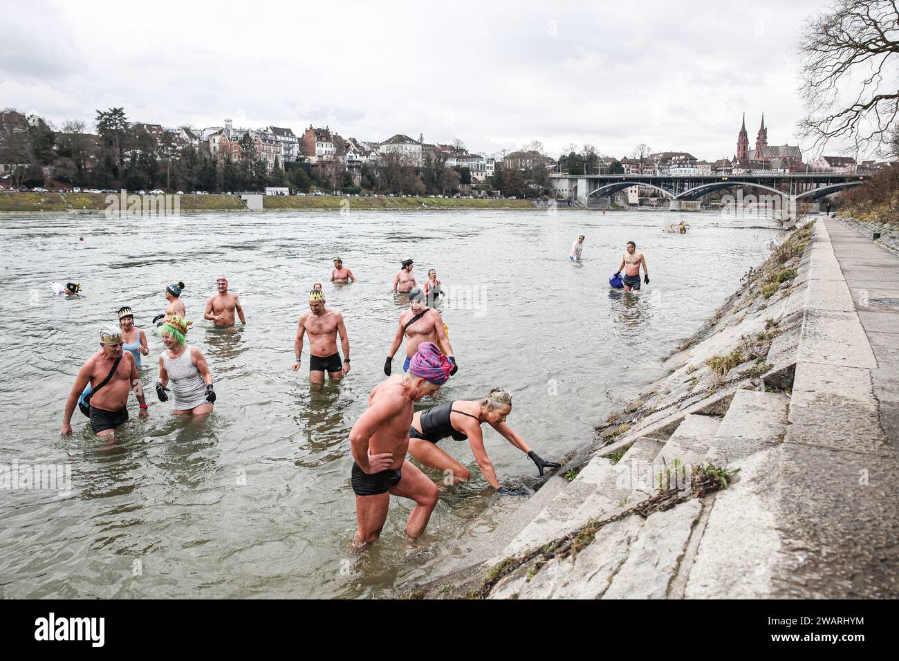 © PHOTOPQR/l'ALSACE/Samuel Coulon ; Bâle ; 06/01/2024 ; plus de soixante nageurs participent à la nage de l'Epiphanie dont c'est la 7e édition . Ils se sont élevés dans une eau à 7,3 degrés sur quelques centaines de mètres dans petit-Bâle. A Bâle (CH) le 06.01.2024 - plus de soixante nageurs participent à la natation de l'Epiphanie, qui est la 7e édition. Ils sont partis dans l'eau à 7,3 degrés pour quelques centaines de mètres à petit-Basel Jan 6, 2024 crédit : MAXPPP/Alamy Live News Banque D'Images